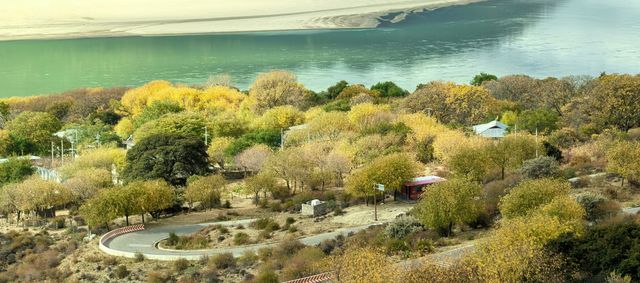 《藏南秋林裡：江波、雪峰與木屋的慢時光》