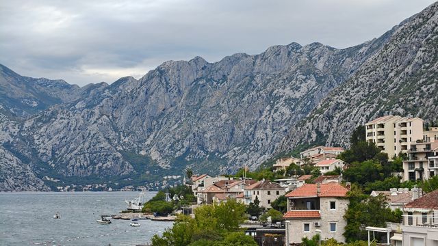 漫步科托爾岸邊