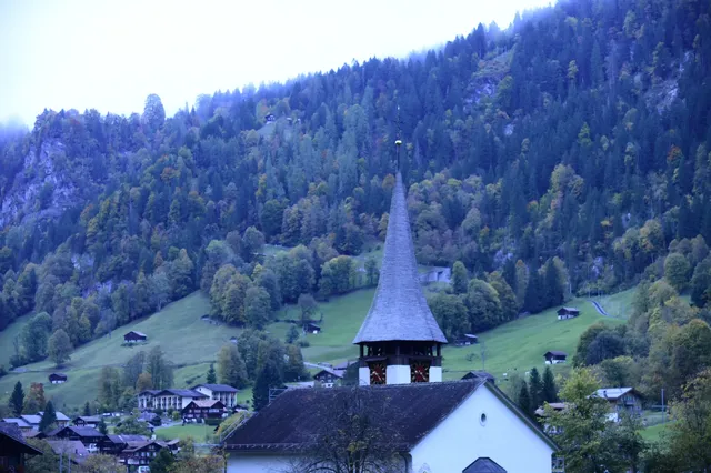 瑞士必衝！勞特布倫嫩的瀑布和火車太會撩了