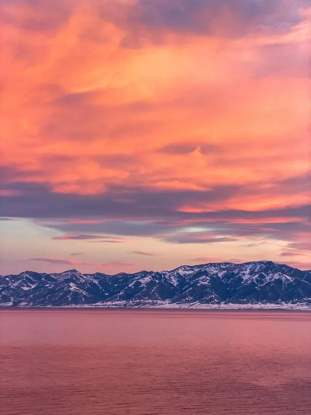 賽里木湖的絕美粉調日出 賽里木湖的絕美粉調日出