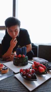 在網紅酒店過生日及除夕 精彩得不要不要的