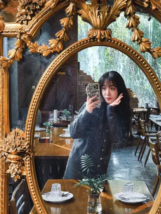 This Western restaurant in Qingdao is fully decked out for Christmas on 12.14 live