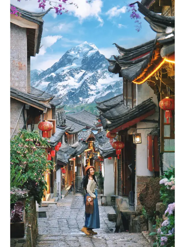 Entering Lijiang Old Town during the snowy mountain season is simply an earthly paradise