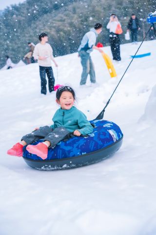 Hangzhou Surrounding Tour: Zhejiang's Little Switzerland Snow Play Guide