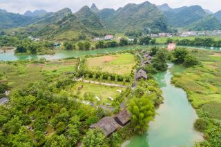 ดินแดนแห่งเทพนิยายซ่อนตัวอยู่ริมแม่น้ำกุ้ยชุน และต้นฝ้ายโบราณก็สร้างเสน่ห์ให้กับบริเวณชายแดน