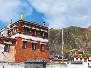 .我們是由兩個家庭組成的甘南九天的旅行團，剛剛結束這段難忘的旅程，平安回到上海。我們四人的內心依然被