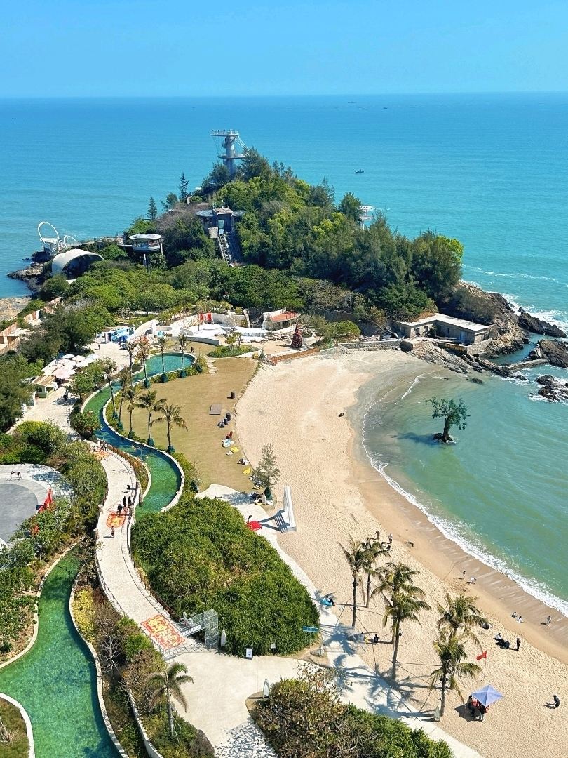 深圳高鐵一小時，直奔嘅治癒海島同礁石酒吧，大概率係惠州雙月灣嘅「礁石酒吧」（又叫日出東山海礁石酒吧）。