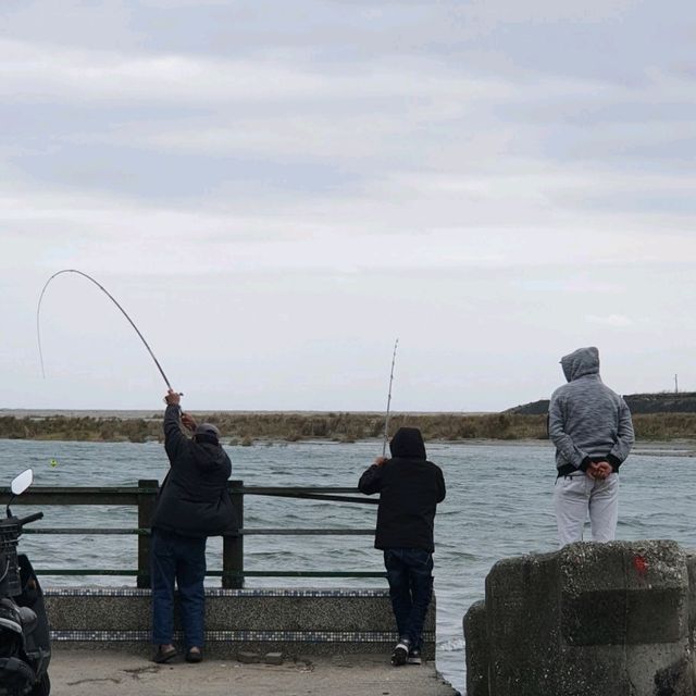 花蓮洄瀾灣，河海交界釣魚也樂。