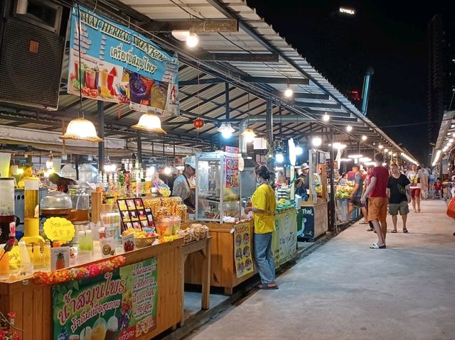 Jomtien Night Market แหล่งอาหารยามราตรี