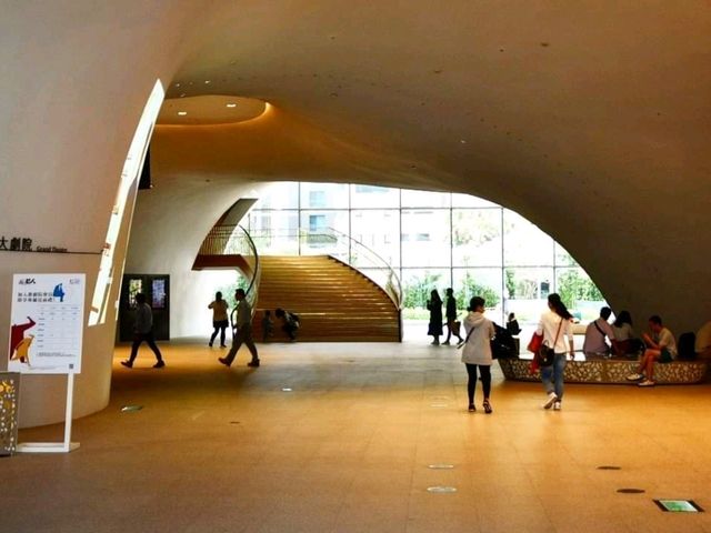 독특한 외관과 압도적 스케일이 인상적인 타이중국가가극원 臺中國家歌劇院
