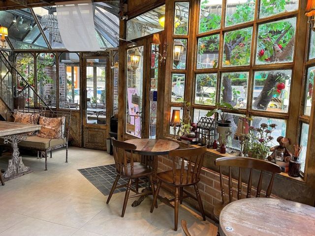 Vintage European-Style Garden Cafe 🧸🪵