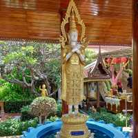 วัดสาขลา  ลอดใต้โบสถ์ เสริมความเป็นสิริมงคล