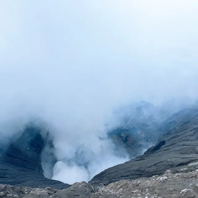 Surabaya bromo mount 火山。落在东省份： 东爪哇省。活火山，要爬上那248 step 的梯，才能看得看火山喷出来的烟。到达目的地的时候，别待太久，一个5分钟到10分钟就好。因为毒气