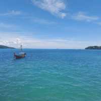 เดินชมทะเลสีคราม ที่ท่าเทียบเรือหาดราไวย์