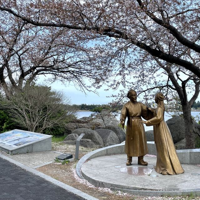 홍장과 박신의 사랑이야기가 담겨있는 경포호
