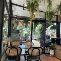 ร้านกาแฟมีน้ำตกอยู่กลางร้าน💚🌾🫧