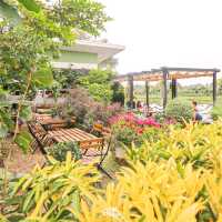 จิบกาแฟรับลมชิลๆ ที่คาเฟ่วิวโค้งแม่น้ำ