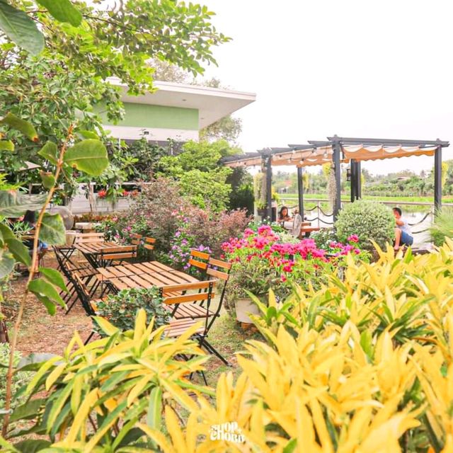จิบกาแฟรับลมชิลๆ ที่คาเฟ่วิวโค้งแม่น้ำ