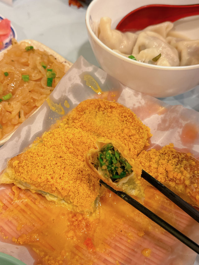 秋冬最鍾意就係食湯餃/湯麵，今晚同朋友揀左人氣大熱既「豐信餃子店」，晚市時間超受歡迎，大排長龍，大家想食鮮味十足既餃子，記得早d 黎攞位啦～