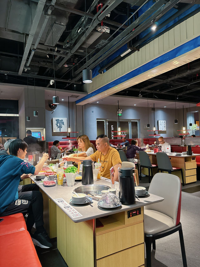 「就犟牛肉火鍋」🐮主打由農場飼養直送牛肉，店員即場屠宰新鮮牛肉，保證夠晒新鮮🔥🔥