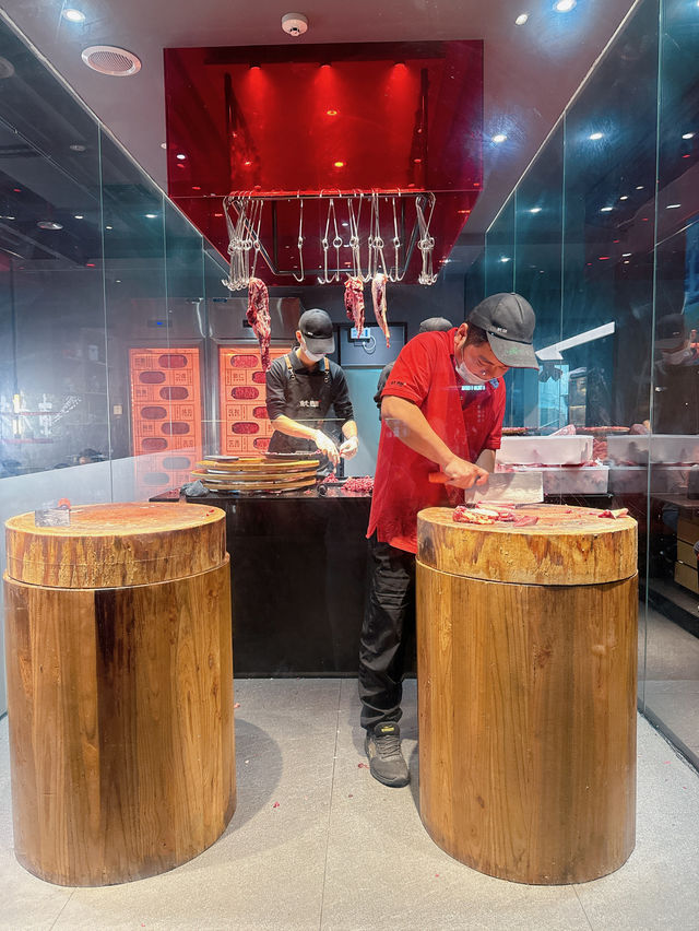「就犟牛肉火鍋」🐮主打由農場飼養直送牛肉，店員即場屠宰新鮮牛肉，保證夠晒新鮮🔥🔥