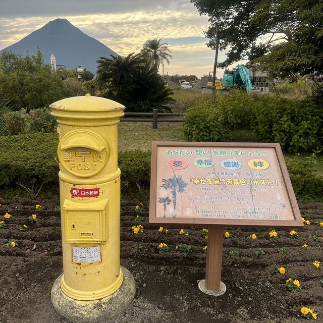 「指宿市的小型鐵路車站，方便前往溫泉和觀光景點」