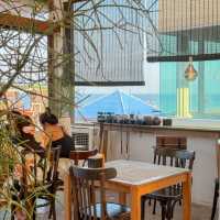 คาเฟ่2ชั้น moodดี ริมทะเลเกาะล้าน