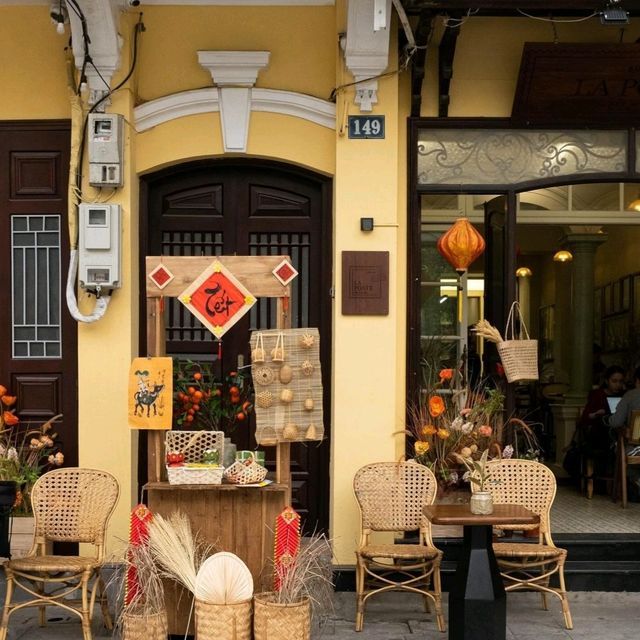 LA POSTE CAFE & BISTRO 