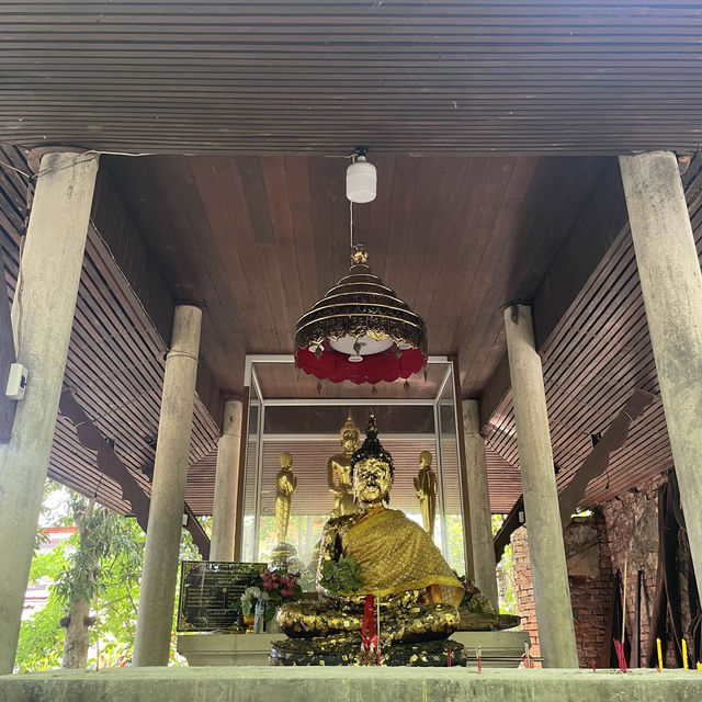 เดินลอดซุ้มประตูโพธิ์