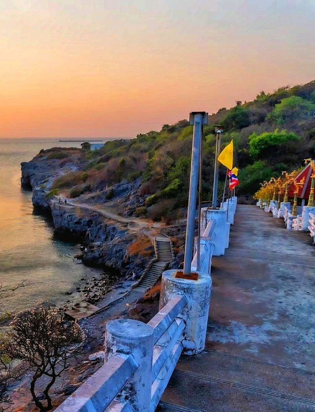 ช่องเขาขาด หาดหินกลม เกาะสีชัง ชลบุรี 
