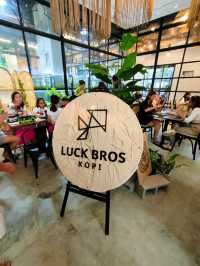 Mini petting zoo cafe - Luckbro Kopi