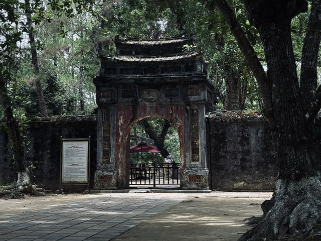  Minh Mang Tomb: A Royal Masterpiece