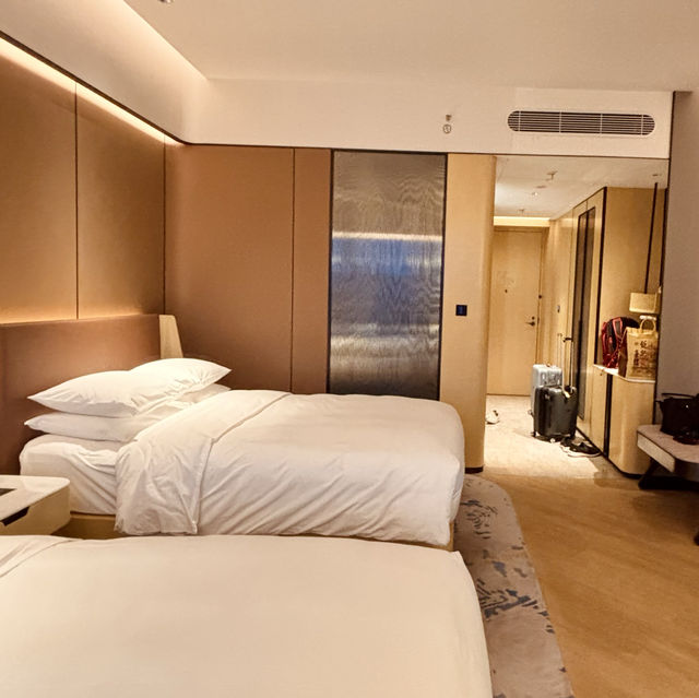 "Renaissance Zhuhai Hotel: Luxury and Comfort in Guangdong Province"