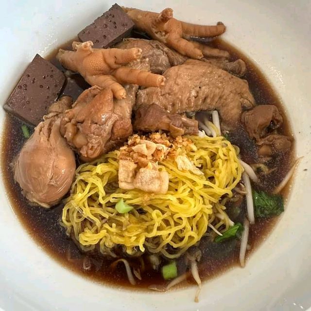 สมเกียรติ ร้านก๋วยเตี๋ยวไก่ตุ๋นเปิดใหม่ย่านสวนดอก