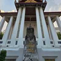 วัดปทุมวนารามราชวรวิหาร วัดกลางใจเมือง