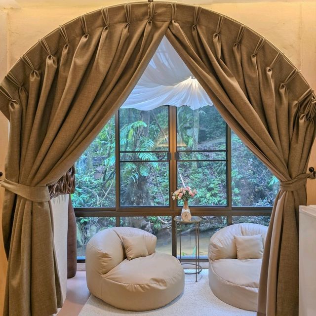 ไปนอนบ้านฮอบบิท ท่ามกลางขุนเขา สายน้ำและธรรมชาติ 