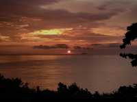 ถ้าบนเกาะพีพี🌅 Sunset ฉ่ำที่สุด…ก็ต้องมุมนี้!