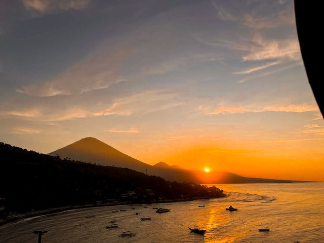 Golden Horizons at Sunset Point, Amed