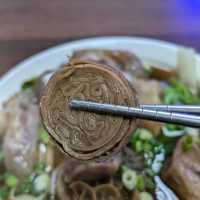 台北信義「林家藥燉原汁牛肉麵」必比登牛肉麵的發源地！