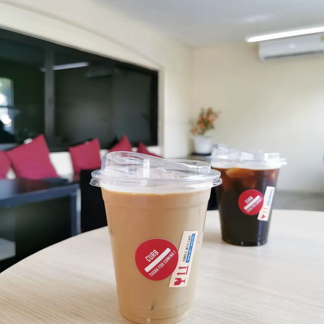 Curb Cafe คาเฟ่ในบ้านสไตล์มินิมอล