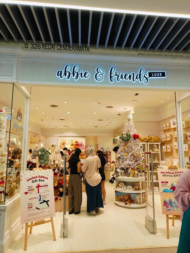 Festive Vibes and Holiday Finds at 1 Utama