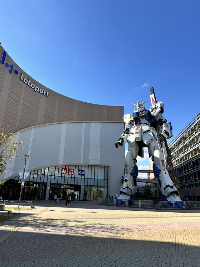 実物大のガンダム！毎時間動く演出！	ショップではここだけ限定商品も・・