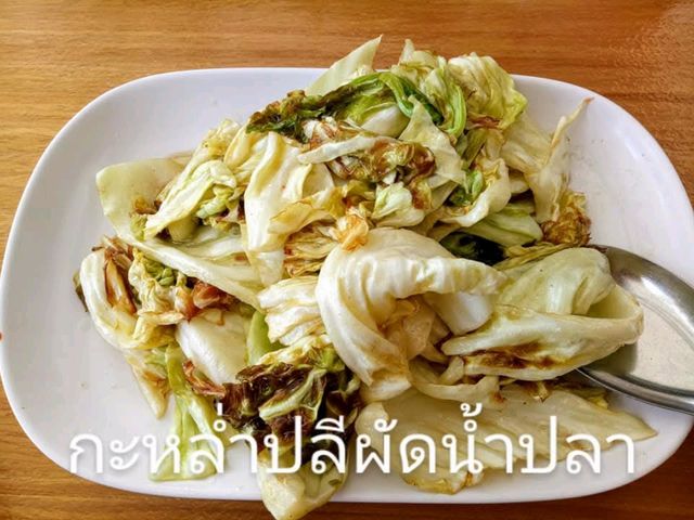 พามาทานอาหารริมลำธารในจังหวัดนครนายก