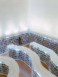 ⦅シンガポール⦆ library@orchard～曲線状の本棚が美しいフォトジェニックな図書館～