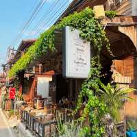 สองผัวเมีย Husband & Wife Cafe & Bar