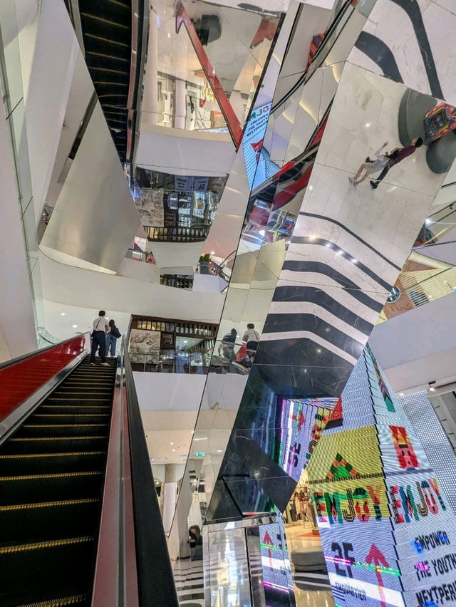EmQuartier 擁有美麗空中花園的時尚流線購物中心