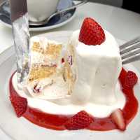 Fresh Cream and Good Vibes at LIVING HOUSE.🍓