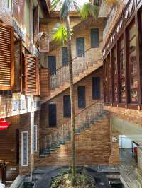 Jonker Jaunt: Exploring Melaka’s Vibrant Jonker Street! 🛍️🍜