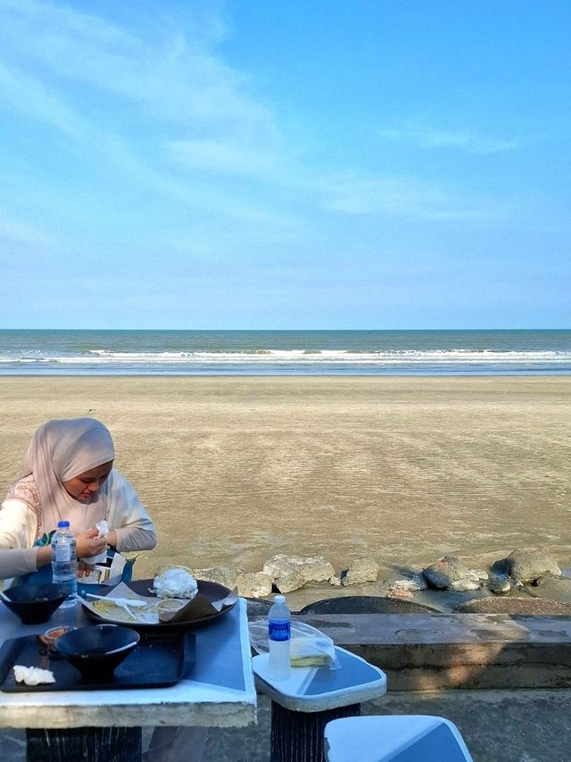 SEASIDE BITES AT PANTAI BATU HITAM, KUANTAN