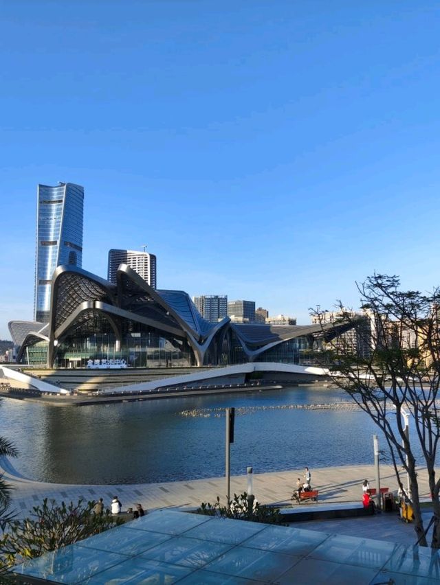 匯聚潮流時尚與美食：充滿未來感的金灣華發商都